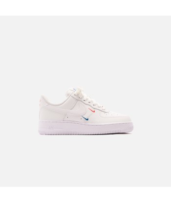 Nike WMNS Air Force 1 '07 Essential - Summit White / Solar Red / Green Abyss En savoir plus