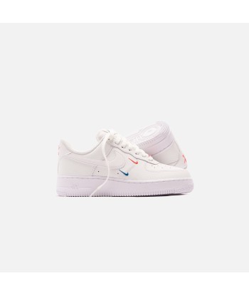 Nike WMNS Air Force 1 '07 Essential - Summit White / Solar Red / Green Abyss En savoir plus