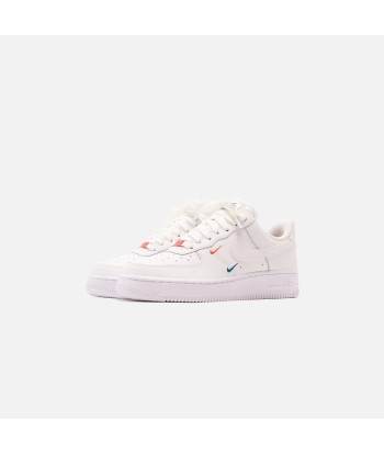 Nike WMNS Air Force 1 '07 Essential - Summit White / Solar Red / Green Abyss En savoir plus