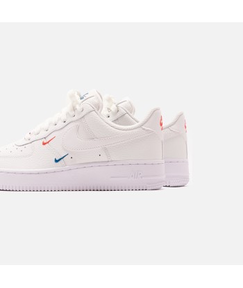 Nike WMNS Air Force 1 '07 Essential - Summit White / Solar Red / Green Abyss En savoir plus